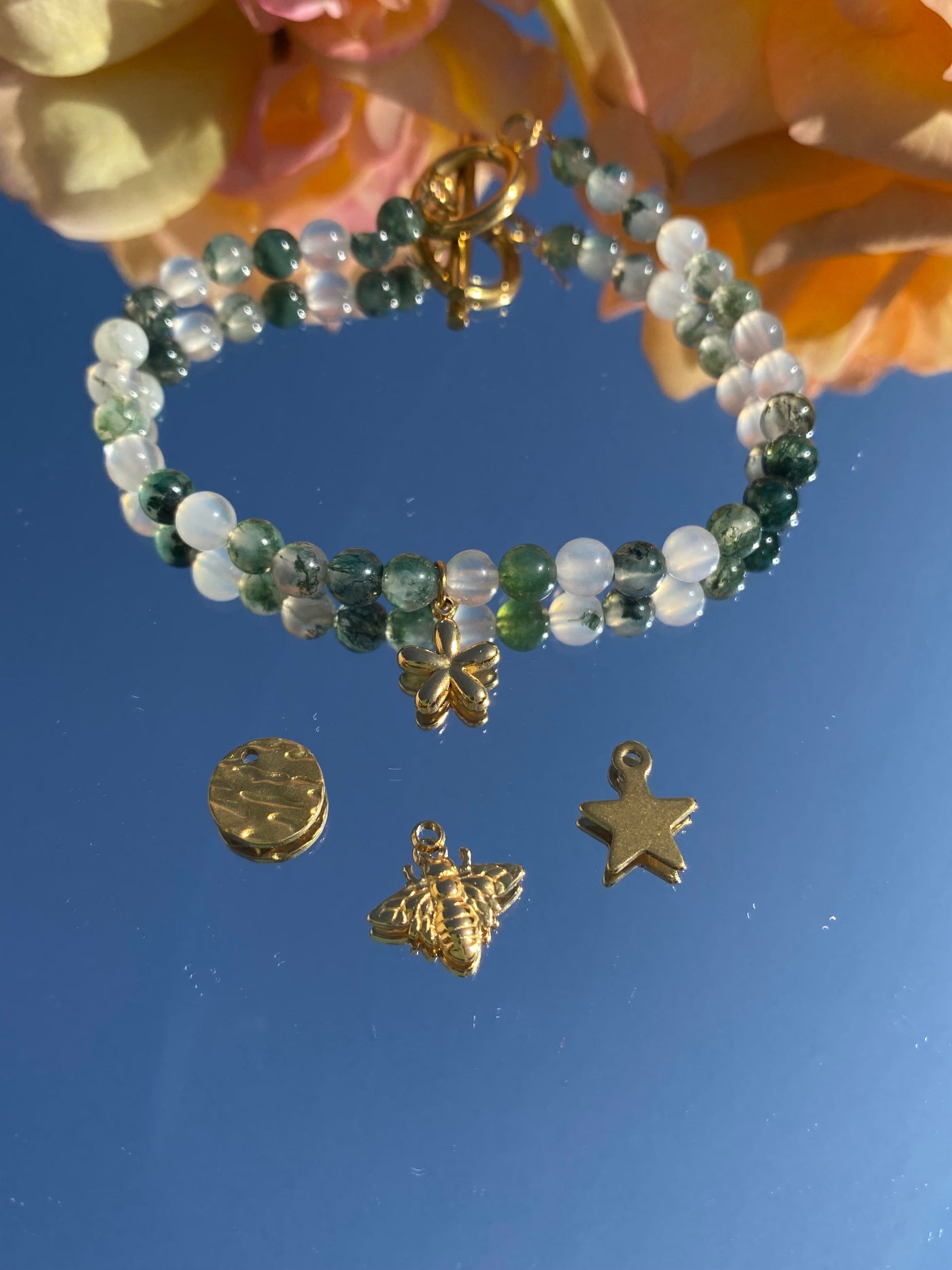 Bracelet AYLA, agate-mousse, breloques, fleur, ronde, abeille, étoile, doré